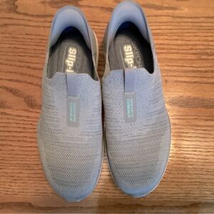 Skechers Step Ins, like new. Only worn a couple of times. Smoke/pet free home.